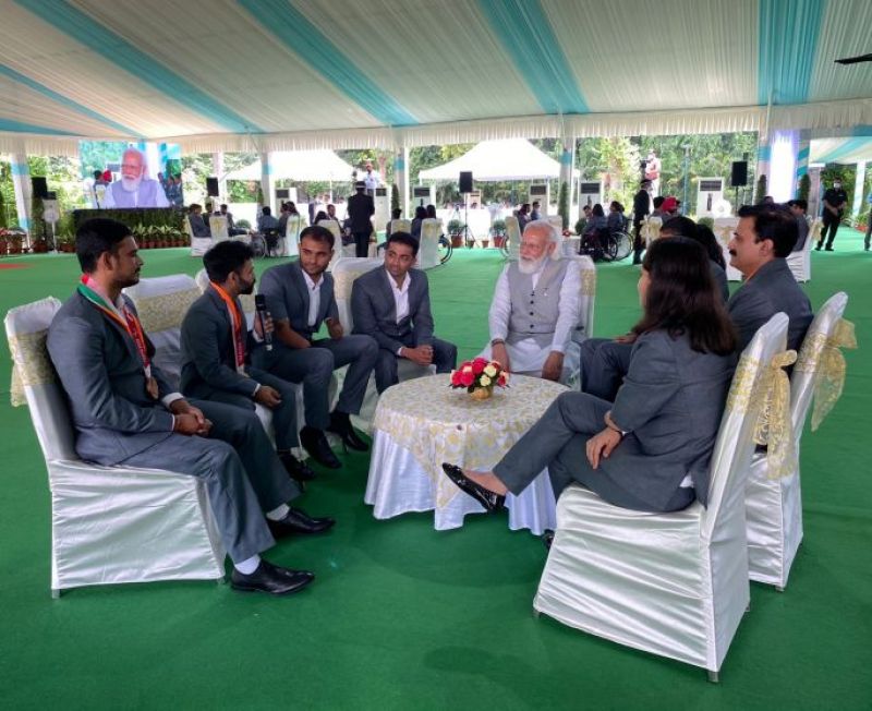 PM Modi met Indian contingent who participated in Tokyo Paralympics