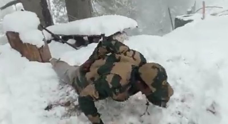  One Handed Push Ups by army official in snowfall, VIDEO viral