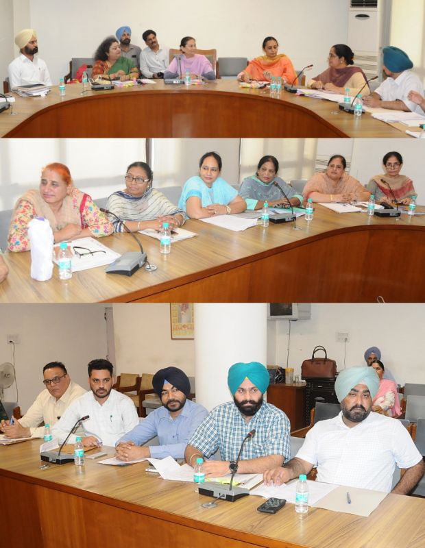 Aruna Chaudhary with workers