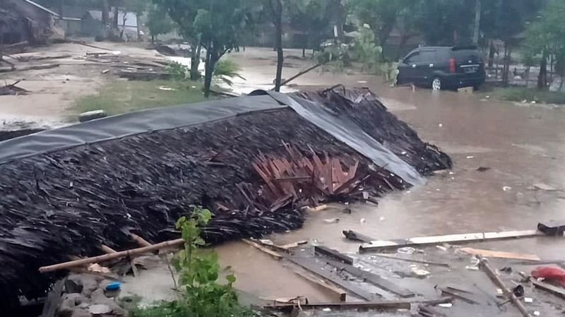 volcanic eruption triggers tsunami