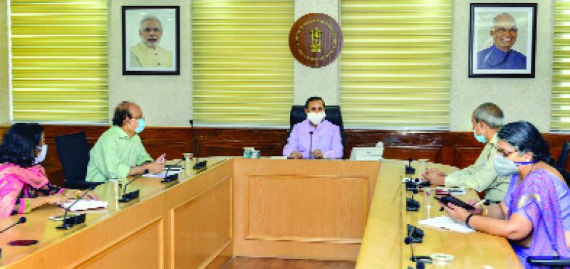 ਕਾਫ਼ੀ ਦਿਨਾਂ ਮਗਰੋਂ ਅਪਣੇ ਦਫ਼ਤਰ 'ਚ ਪੁੱਜੇ ਕੇਂਦਰੀ ਸੂਚਨਾ ਅਤੇ ਪ੍ਰਸਾਰਣ ਮੰਤਰੀ ਪ੍ਰਕਾਸ਼ ਜਾਵੜੇਕਰ ਅਧਿਕਾਰੀਆਂ ਨਾਲ ਬੈਠਕ ਦੌਰਾਨ। 