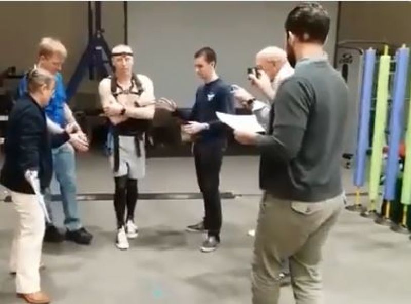 Astronaut try to walk after 197 days in space