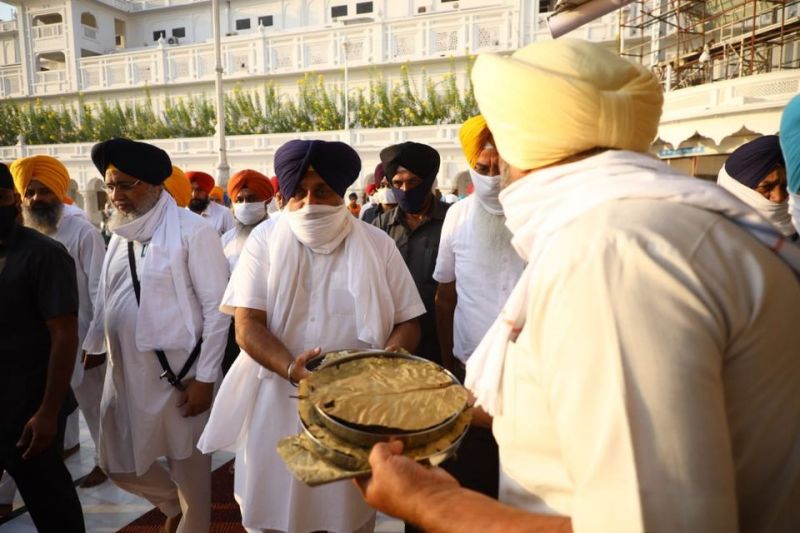 Sukhbir Badal pays obeisance at Darbar Sahib with his family