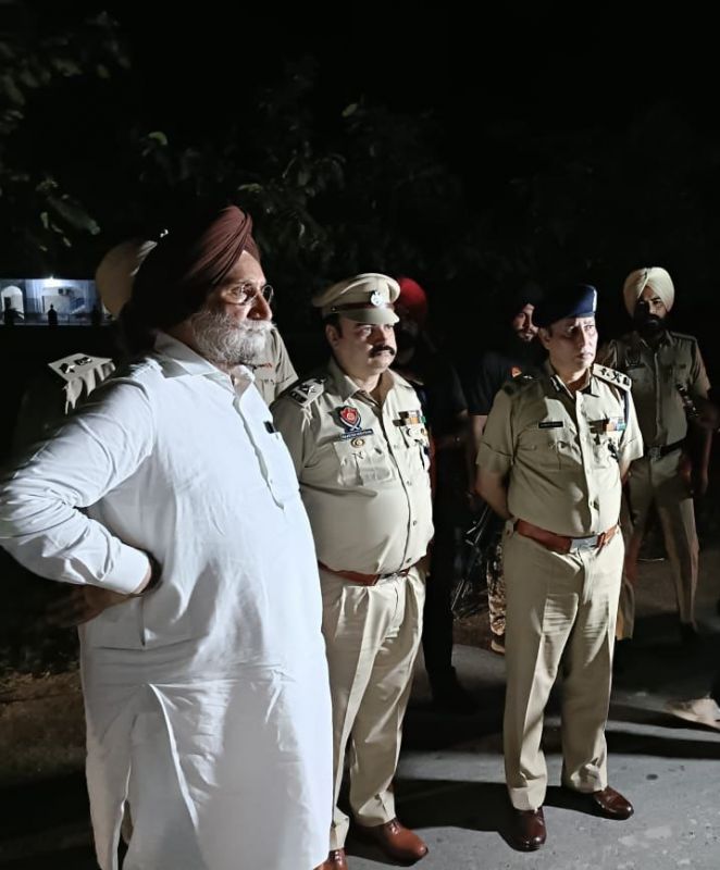 Deputy CM Sukhjinder Randhawa conducts surprise check of border posts at midnight Deputy CM Sukhjinder Randhawa conducts surprise check of border posts at midnight