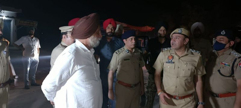 Deputy CM Sukhjinder Randhawa conducts surprise check of border posts at midnight Deputy CM Sukhjinder Randhawa conducts surprise check of border posts at midnight