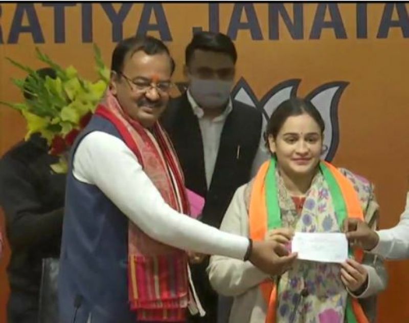 Mulayam Singh Yadav's daughter-in-law Aparna Yadav joins BJP