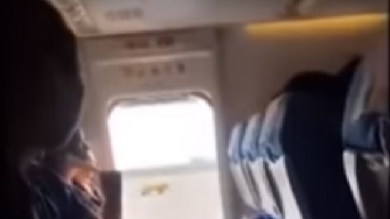 Passenger opens Plane emergency Door