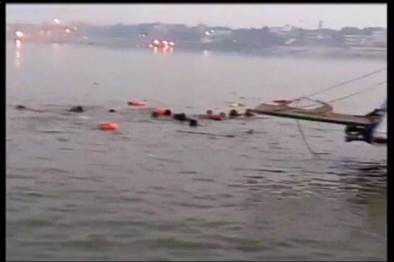 boat sinking in ganga