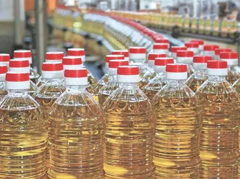 Branded edible oil makers slash prices by up to Rs 15 a litre Branded edible oil makers slash prices by up to Rs 15 a litre