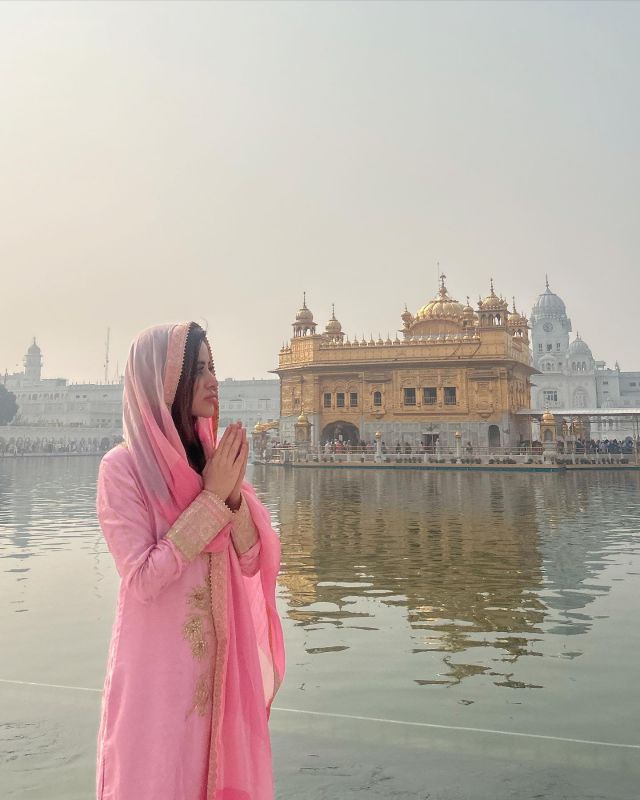 Urfi Javed visits Sri Harmandir Sahib