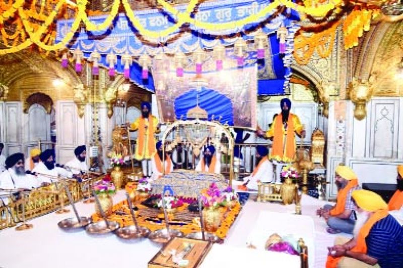 ਸੱਚਖੰਡ ਸ੍ਰੀ ਹਰਿਮੰਦਰ ਸਾਹਿਬ ਦੇ ਹਜ਼ੂਰੀ ਰਾਗੀ ਦੇ ਗੁਰਬਾਣੀ ਕੀਰਤਨ ਕਰਦੇ ਹੋਏ । 