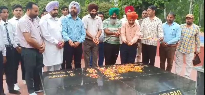 People tribute on Martyr's birth anniversary People tribute on Martyr's birth anniversary