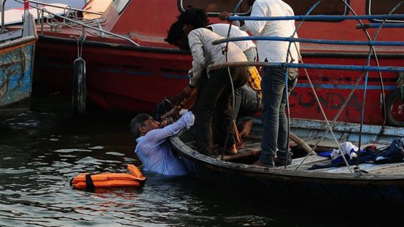 boat sinking in ganga