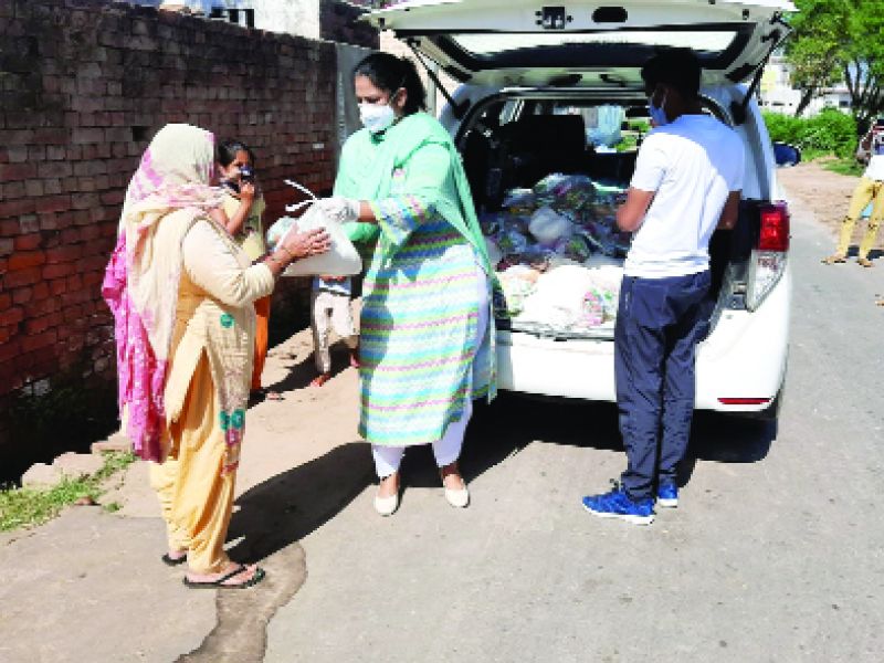 ਬੀਬਾ ਬਡਲਾ ਨੇ ਲੋੜਵੰਦ ਲੋਕਾਂ ਨੂੰ ਪਿੰਡ-ਪਿੰਡ ਜਾ ਕੇ ਵੰਡਿਆ ਰਾਸ਼ਨ