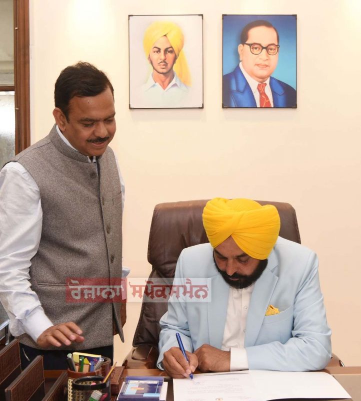 Bhagwant Mann assumes office as CM at Punjab Civil Secretariat Bhagwant Mann assumes office as CM at Punjab Civil Secretariat