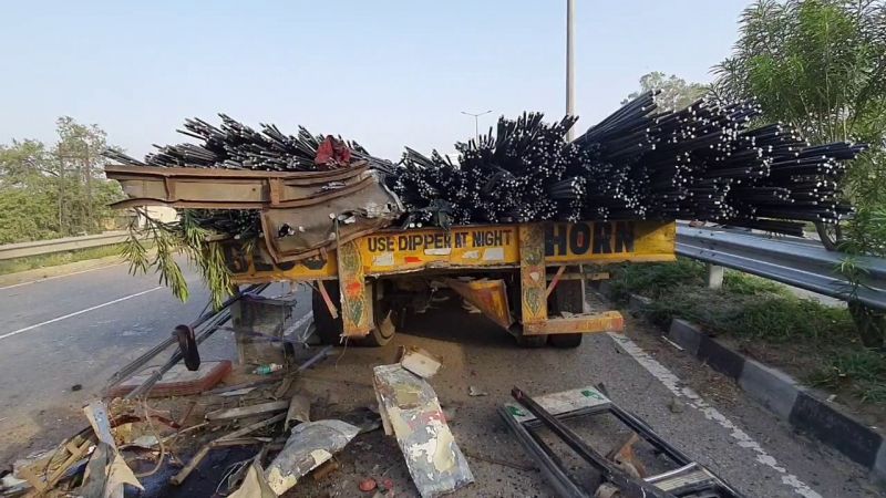 Tourist bus crashes in Trala