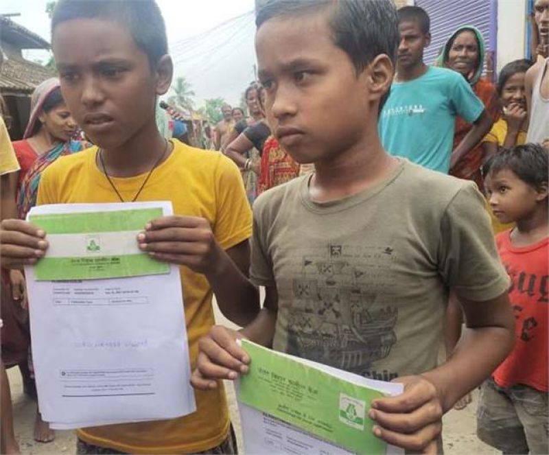 Rs 960 crore in accounts of 2 school students