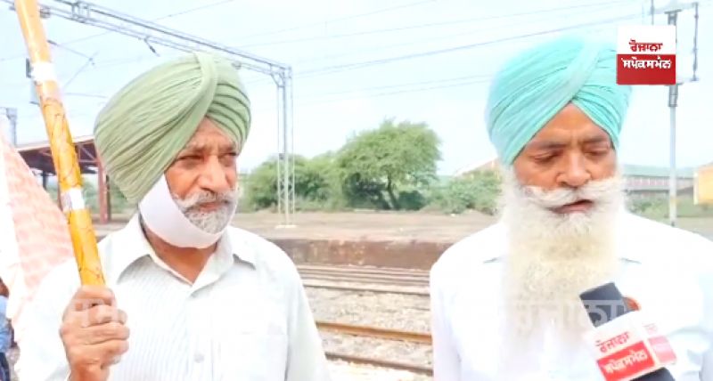 Three Farmers Stopped train at batala station 