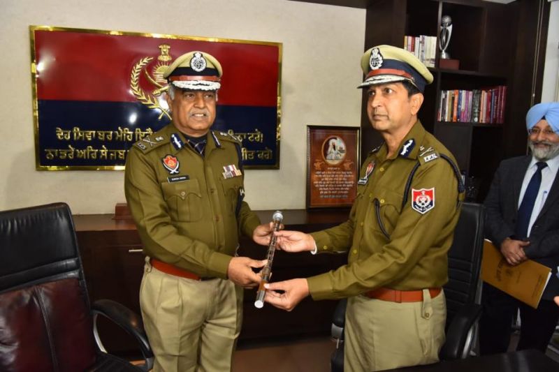 Sh. Suresh Arora, IPS, DGP Punjab, today handed over the charge to the newly appointed DGP of the state, Sh. Dinkar Gupta, IPS.