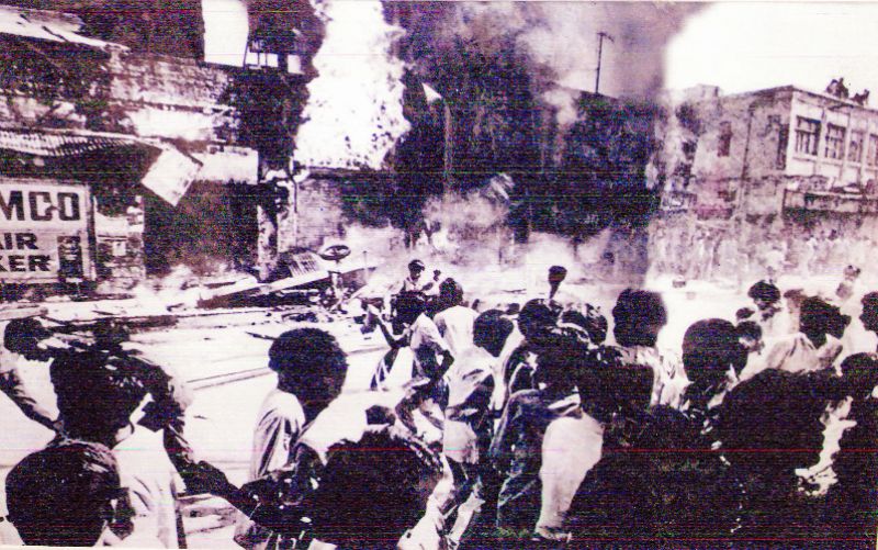 ਦੁਕਾਨਾਂ ਨੂੰ ਅੱਗ ਲਾ ਕੇ ਭਜਦੇ ਸਿੱਖ ਵਿਰੋਧੀ ਲੋਕ।