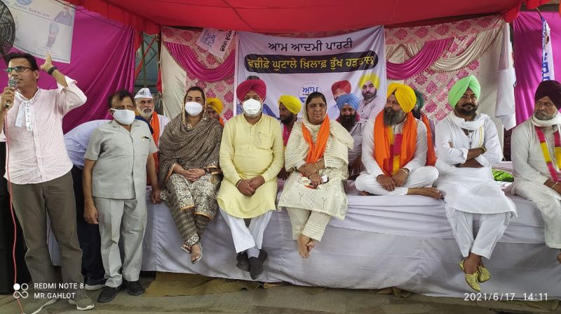 Aam Aadmi Party burns effigies of Captain and Bittu