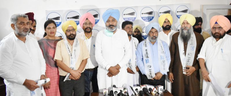 ozens of leaders leaving Congress, Akali Dal and LIP join AAP