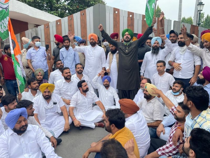 Navjot Sidhu and MLAs stage a dharna outside the Governor House