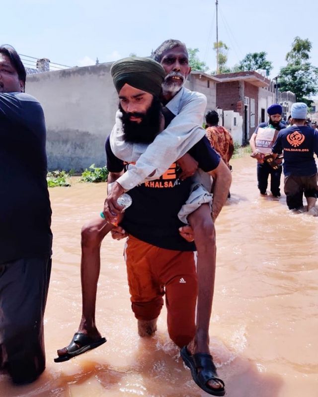 Khalsa Aid, Sikh Relief UK & other organizations came together to help flood victims