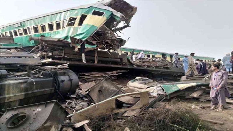 At least 30 killed after two trains collide in Pakistan