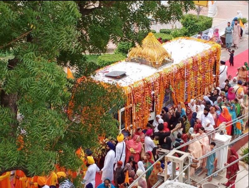 Welcomes the International Nagar Kirtan entered India