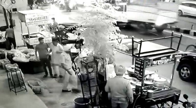 ASI of Punjab Police Slapped The Street Vendors 