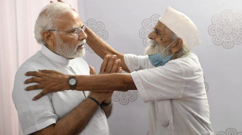 PM modi with his school teacher Jagdish Naik