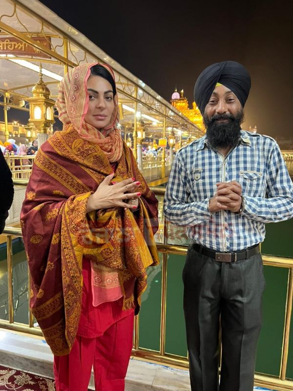  Neeru Bajwa paid obeisance at Sri Harmandir Sahib