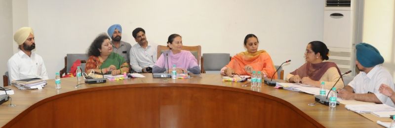 Aruna Chaudhary with wokers