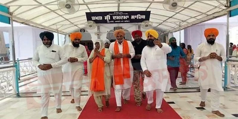 Parents of late singer Sidhu Musewala pay obeisance at Takht Sri Damdama Sahib