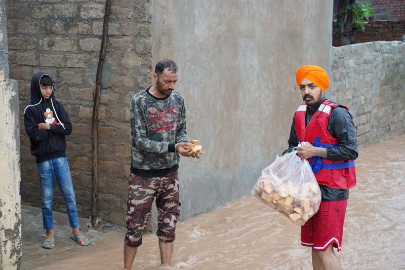 Khalsa Aid volunteers in Flood Affected Areas