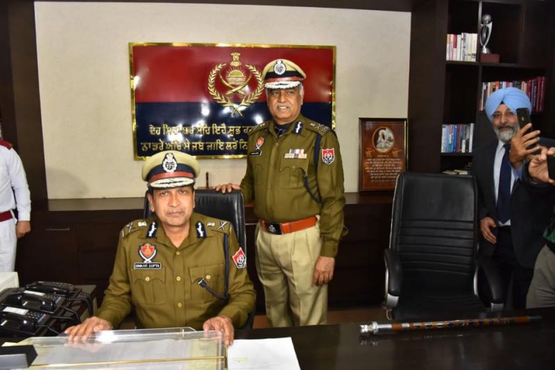 Sh. Suresh Arora, IPS, DGP Punjab, today handed over the charge to the newly appointed DGP of the state, Sh. Dinkar Gupta, IPS.