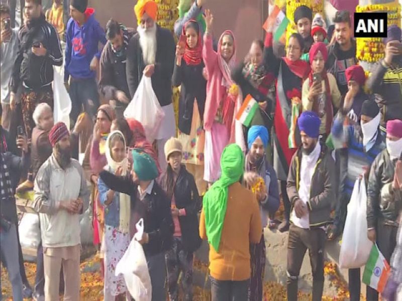 Locals in delhi shower flower petals on farmers 