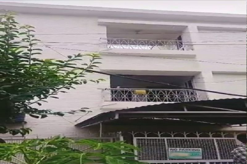 dies in suspicious circumstances