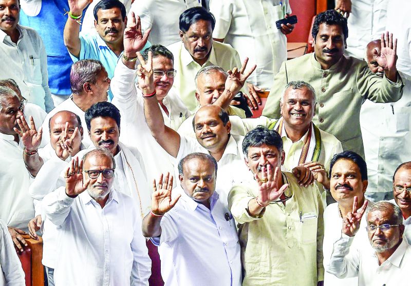Kumaraswamy Showing victory Sign with others