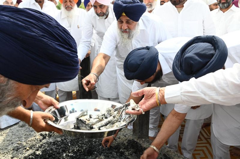 Family members of Parkash Singh Badal collect his ashes
