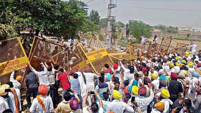 AAP gheraoes Vijay Inder Singla's residence 