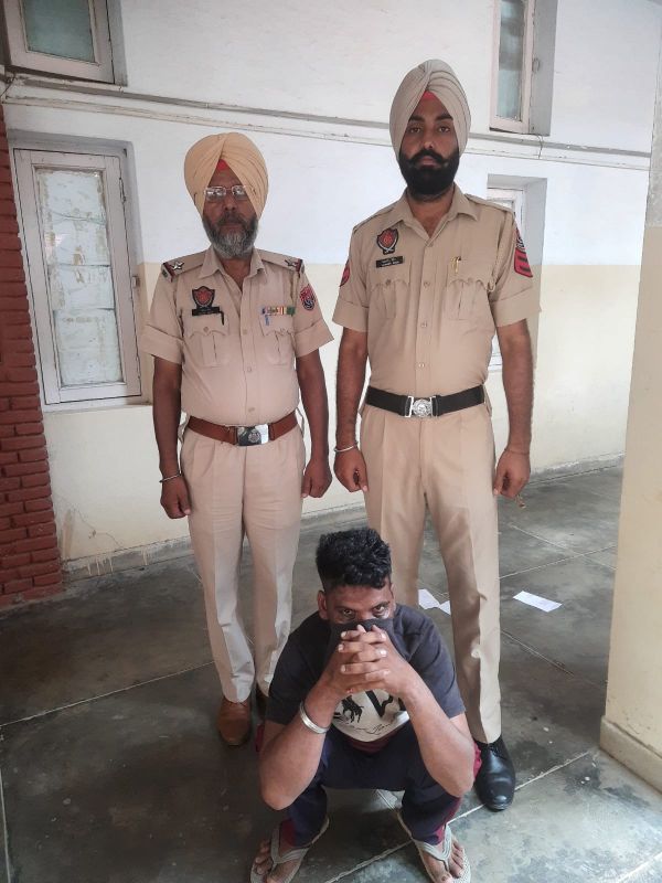 6 arrests including over 8 lakh drug money and narcotics 6 arrests including over 8 lakh drug money and narcotics