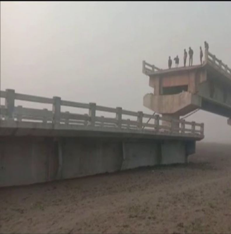 A bridge on the river Ramganga in UP suddenly collapsed A bridge on the river Ramganga in UP suddenly collapsed