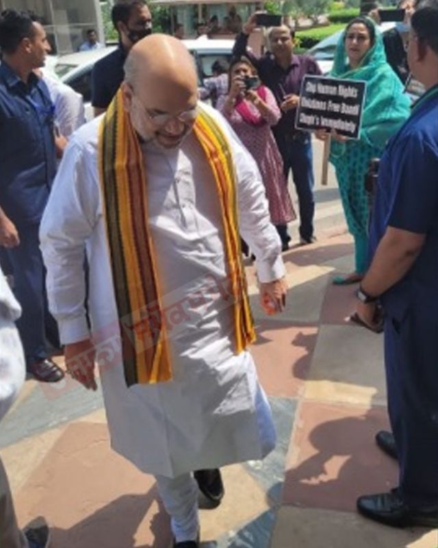 Sukhbir Badal and Harsimrat Badal protest for release of bandi Singhs Sukhbir Badal and Harsimrat Badal protest for release of bandi Singhs