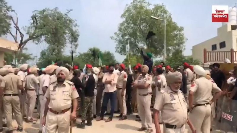 Farmers protest against Sukhbir Singh Badal at Gidderbaha 