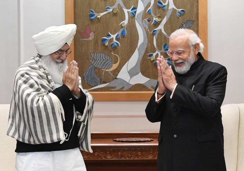 PM Modi meets Beas dera chief PM Modi meets Beas dera chief