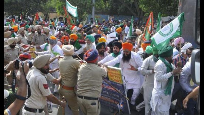 (Farmers stage dharna) 