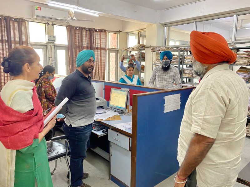 Higher Education Minister Pargat Singh Conducts surprise checking Of DPI Office