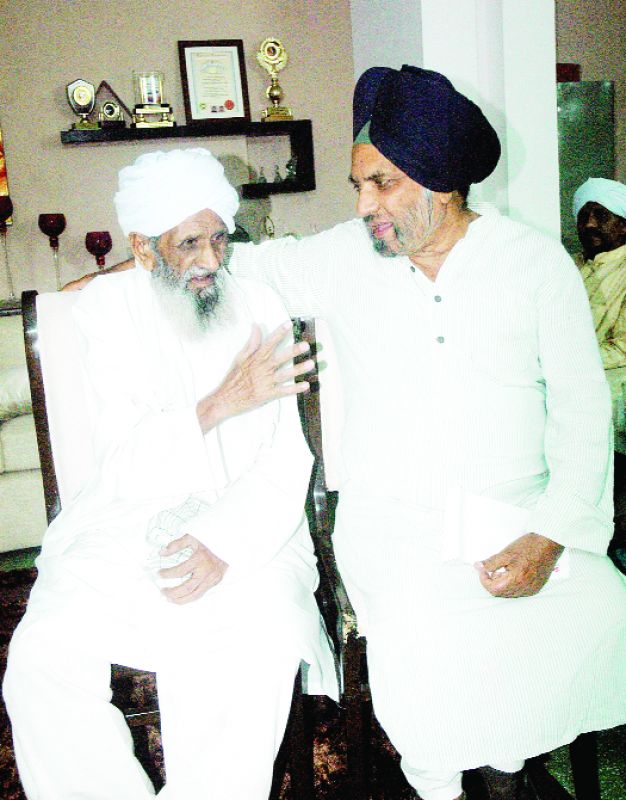 ਰੋਜ਼ਾਨਾ ਸਪੋਕਸਮੈਨ ਦੇ ਮੁੱਖ ਸੰਪਾਦਕ ਦੇ ਘਰ ਉਨ੍ਹਾਂ ਨੂੰ ਮਿਲਣ ਲਈ ਉਚੇਚੇ ਤੌਰ 'ਤੇ ਆਏ ਭਾਈ ਲਾਲ, ਅਪਣੀ ਆਖ਼ਰੀ ਗੱਲਬਾਤ ਵਿਚ ਅਪਣੇ ਵਲਵਲੇ ਬਿਆਨ ਕਰਦੇ ਹੋਏ। 